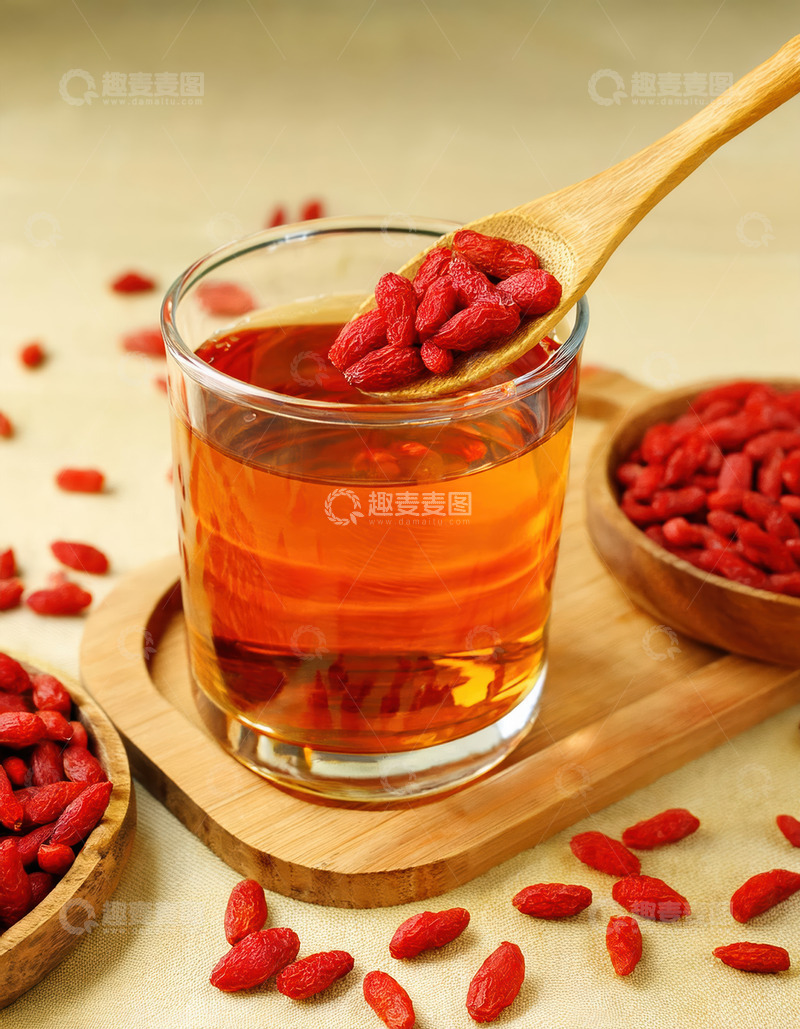 高清大图下载【趣麦麦图】木托盘上枸杞泡茶的温馨场景