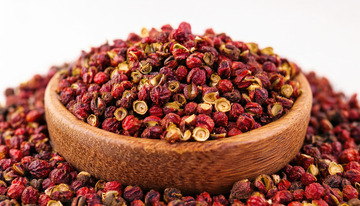 木碗盛红花椒散落在旁