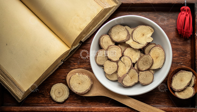 高清大图下载【趣麦麦图】木盘上碗盛甘草片与古籍相伴