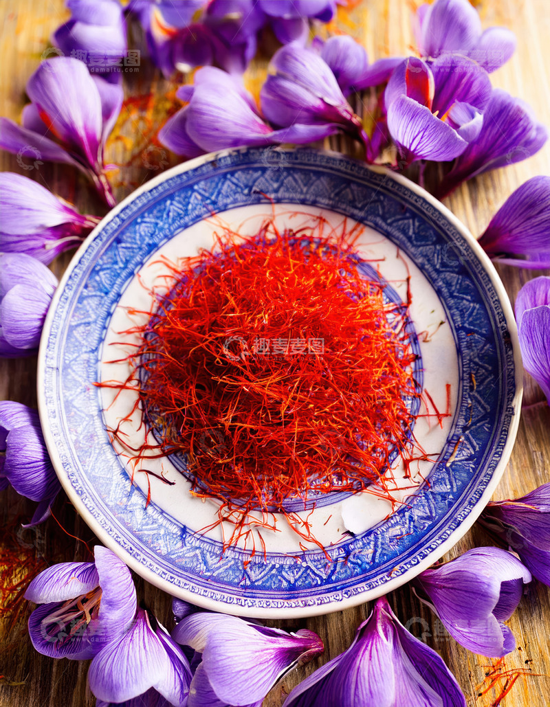 高清大图下载【趣麦麦图】蓝白瓷盘盛藏红花与紫花环绕