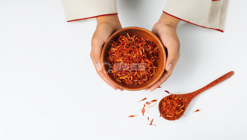 高清大图下载【趣麦麦图】双手捧碗与勺中的藏红花香料