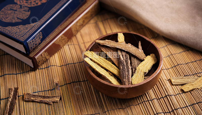 高清大图下载【趣麦麦图】竹席上碗盛甘草与古籍相伴