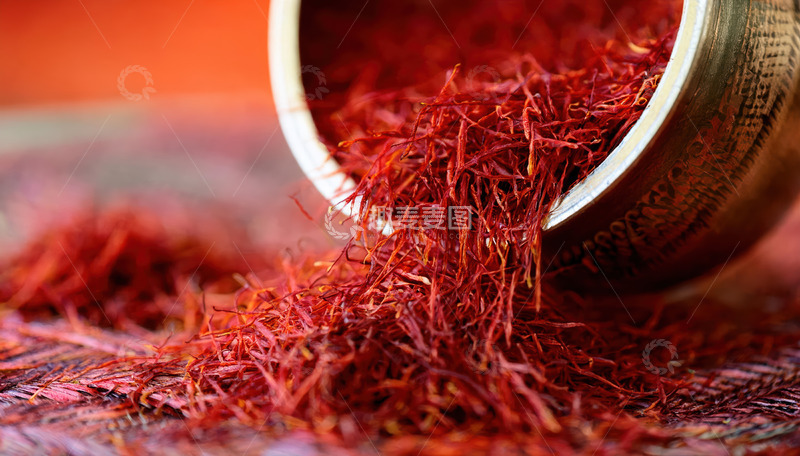 高清大图下载【趣麦麦图】金属容器洒落红色丝状藏红花