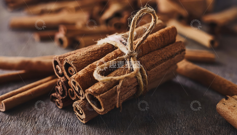 高清大图下载【趣麦麦图】成捆肉桂皮散落于深色背景