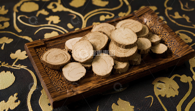 高清大图下载【趣麦麦图】中式布上木盘盛甘草切片