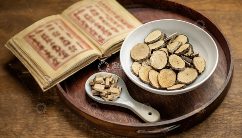 高清大图下载【趣麦麦图】木盘上碗勺盛甘草片与古籍