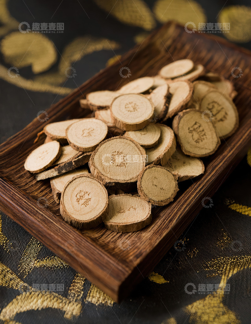 高清大图下载【趣麦麦图】中式花纹布上木盘盛甘草切片