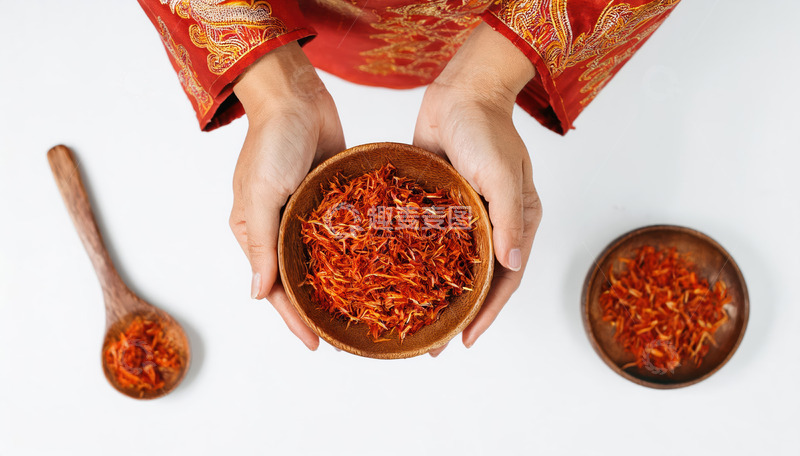 高清大图下载【趣麦麦图】双手捧木碗展示藏红花香料