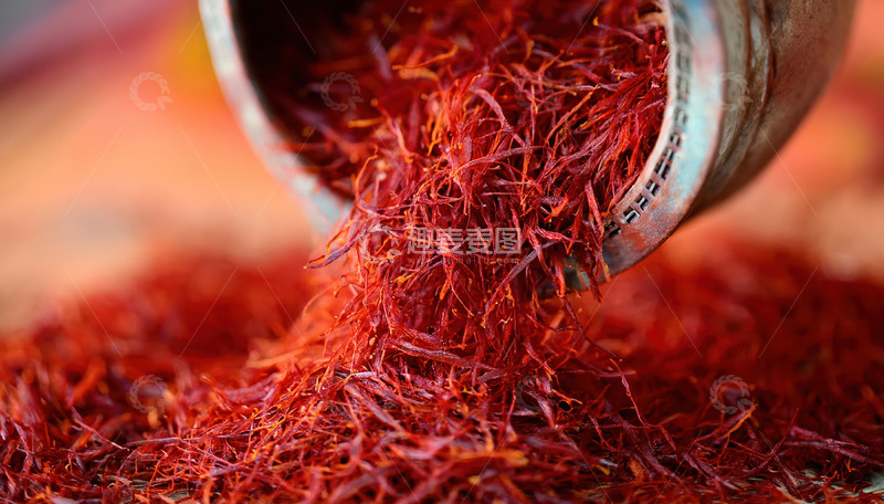 高清大图下载【趣麦麦图】金属容器倾洒丝状藏红花