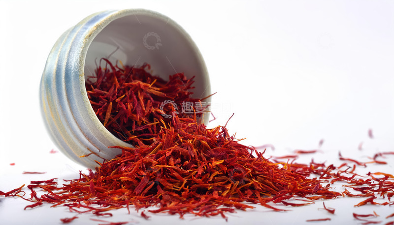 高清大图下载【趣麦麦图】倾斜瓷碗洒落藏红花于白背景