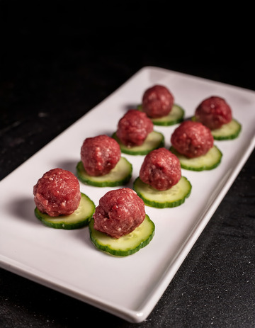黄瓜托牛肉丸，简约摆盘的美味