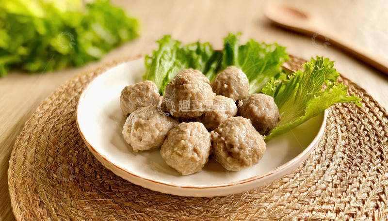 高清大图下载【趣麦麦图】生菜衬盘牛肉丸，质朴美味呈现