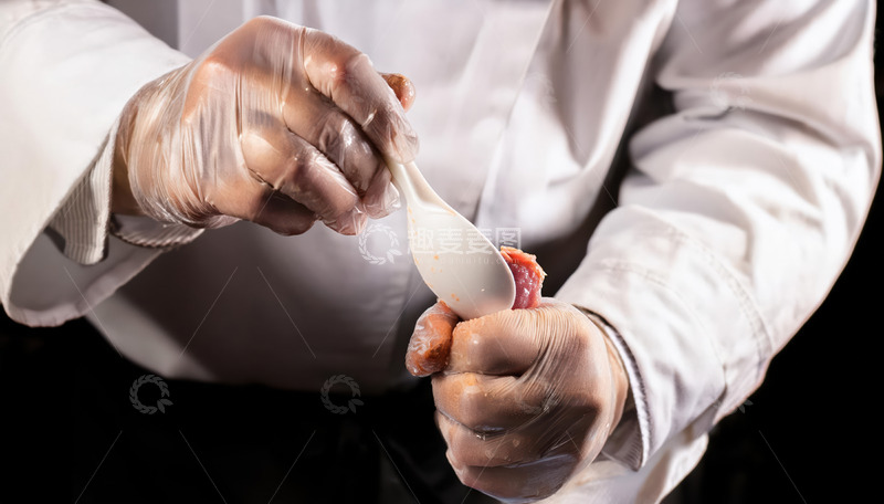 高清大图下载【趣麦麦图】厨师戴手套用勺制作牛肉丸