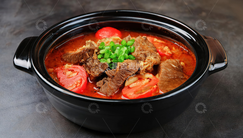 高清大图下载【趣麦麦图】砂煲番茄炖牛肉，葱香点缀诱人