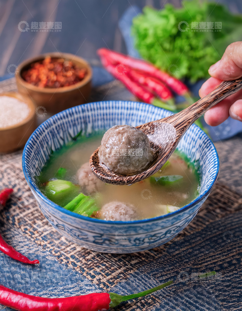 高清大图下载【趣麦麦图】木勺盛牛肉丸汤，鲜香尽收眼底