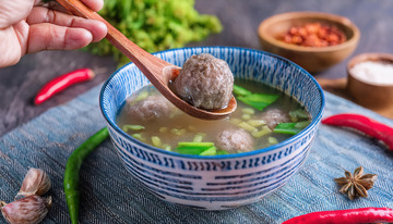 木勺舀牛肉丸于鲜香汤中