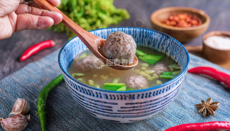 高清大图下载【趣麦麦图】木勺舀牛肉丸于鲜香汤中