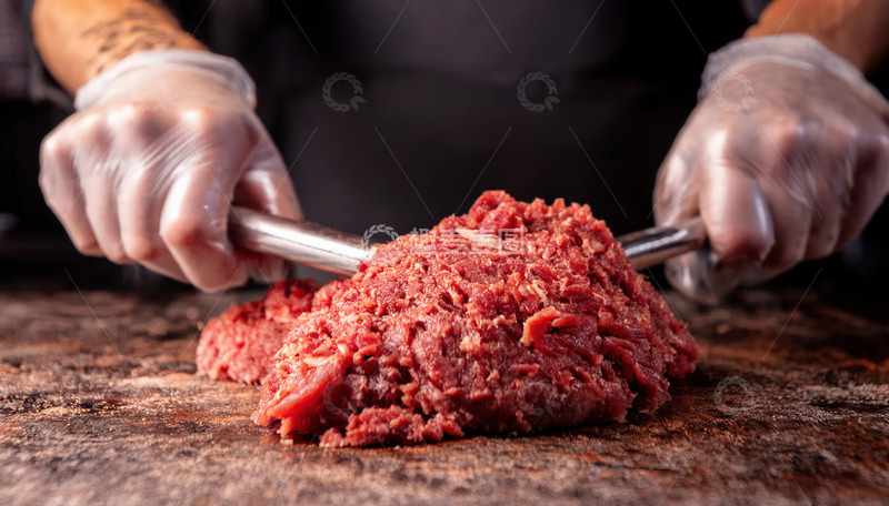 高清大图下载【趣麦麦图】双手持锤精心砸制牛肉丸