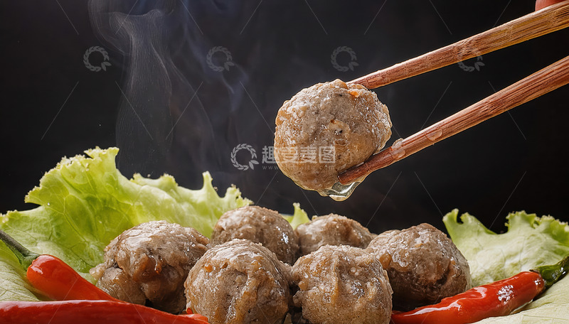高清大图下载【趣麦麦图】筷子夹起冒热气的美味牛肉丸