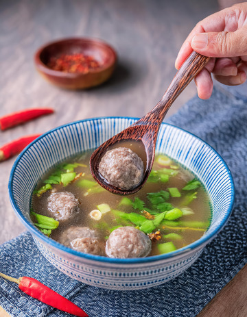 木勺舀起牛肉丸汤，散发诱人香气