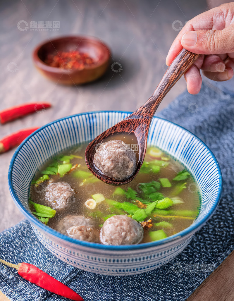 高清大图下载【趣麦麦图】木勺舀起牛肉丸汤，散发诱人香气