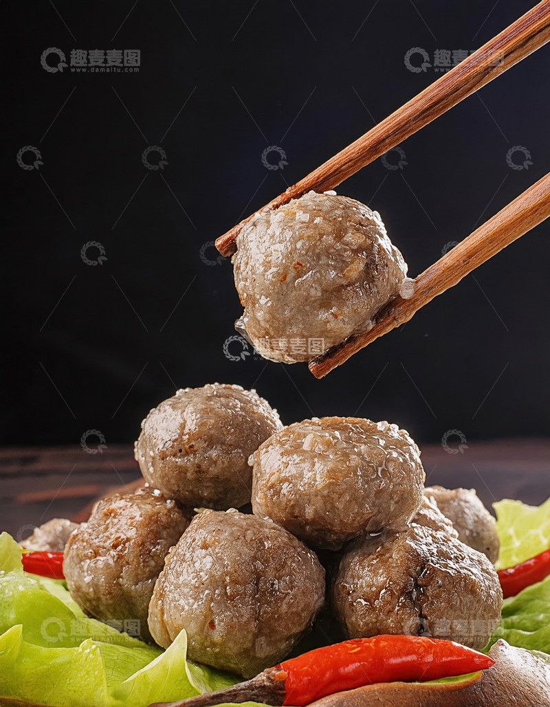 高清大图下载【趣麦麦图】筷子夹起弹嫩牛肉丸，美味诱人