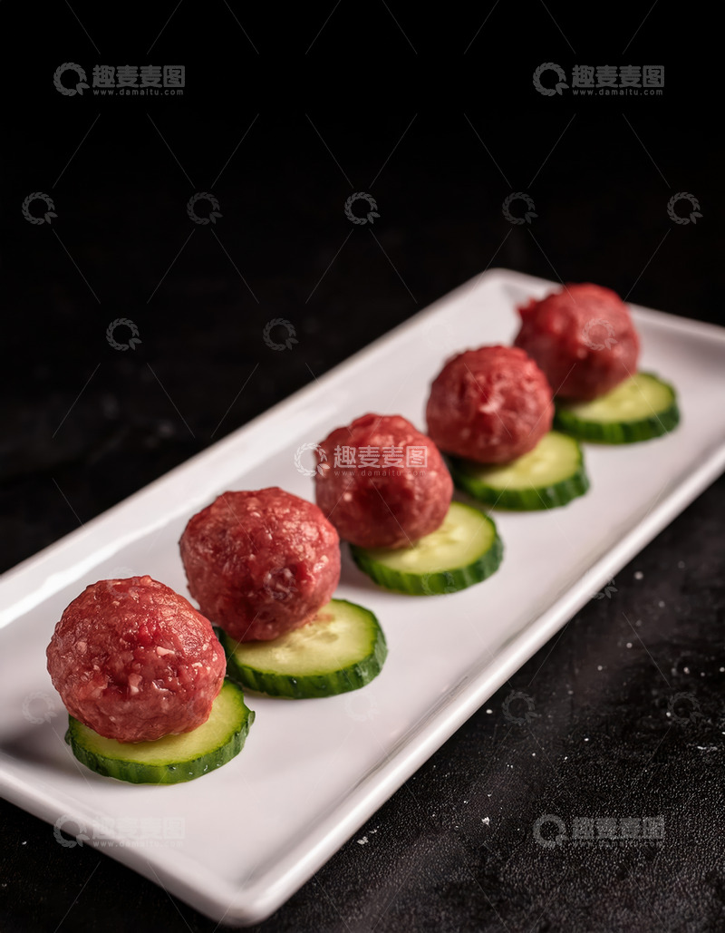 高清大图下载【趣麦麦图】黄瓜片托牛肉丸，精致美食摆盘