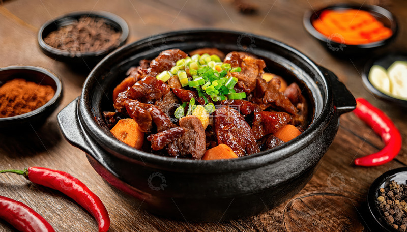 高清大图下载【趣麦麦图】砂煲牛肉佳肴，佐料环绕添风味
