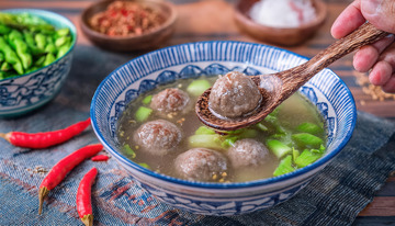木勺盛牛肉丸汤，尽显家常美味
