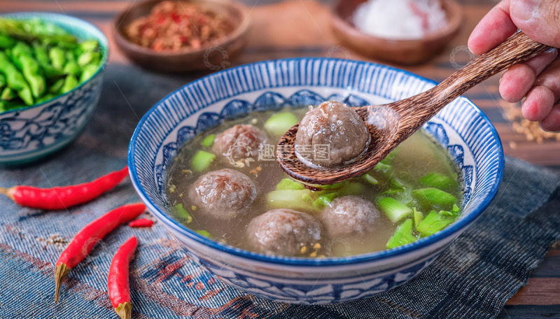 高清大图下载【趣麦麦图】木勺盛牛肉丸汤，尽显家常美味