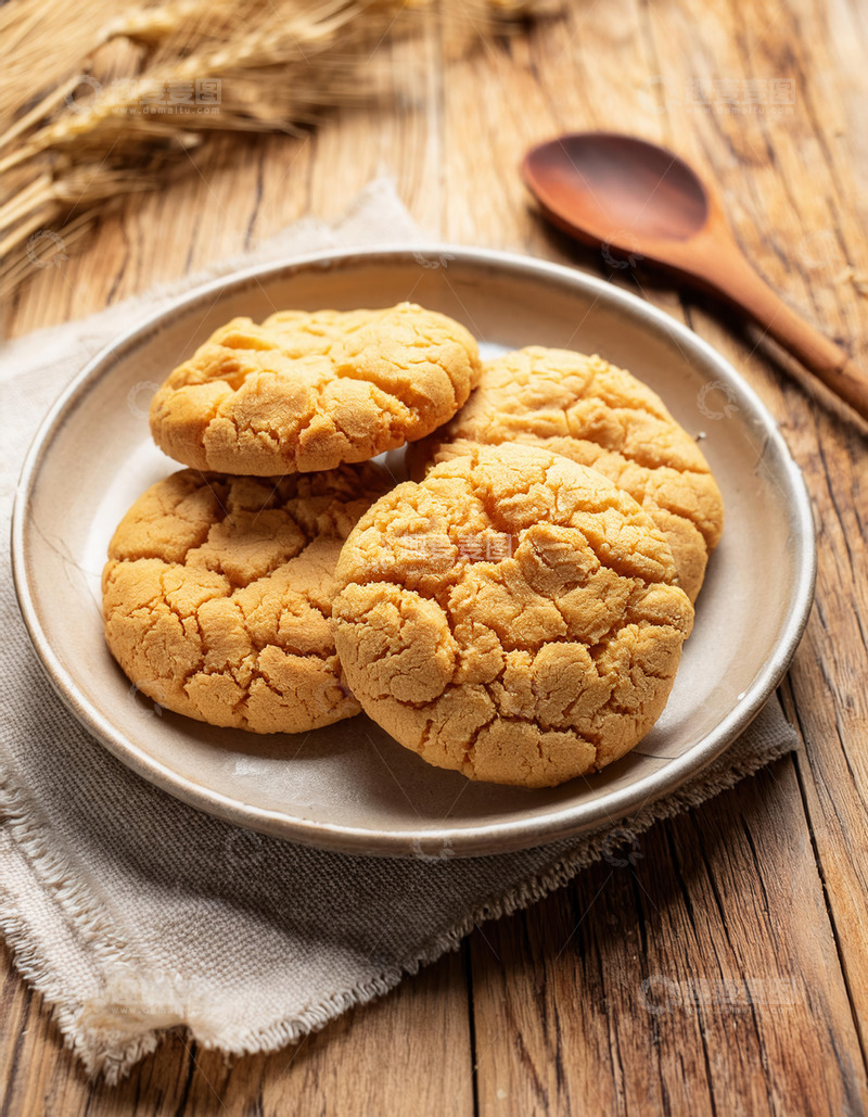 高清大图下载【趣麦麦图】木盘上的美味裂纹曲奇饼干