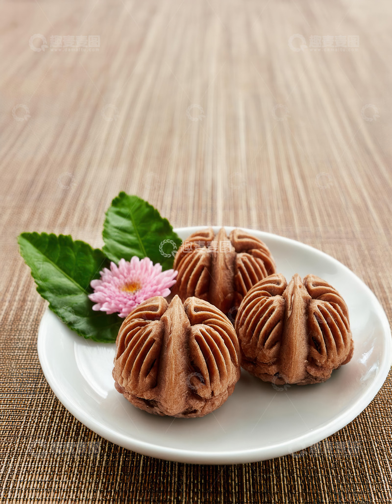 高清大图下载【趣麦麦图】盘中核桃造型中式糕点配花饰