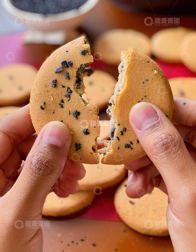 高清大图下载【趣麦麦图】双手掰开带黑芝麻的美味饼干