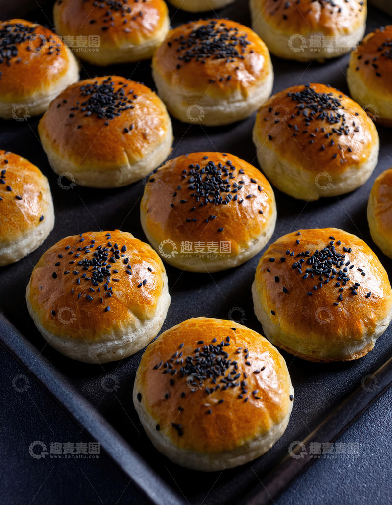 高清大图下载【趣麦麦图】烤盘上摆满撒黑芝麻的金黄点心
