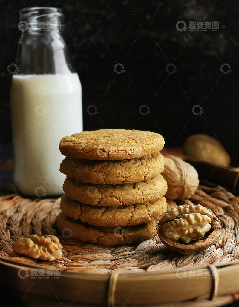 高清大图下载【趣麦麦图】饼干坚果与牛奶的美味组合