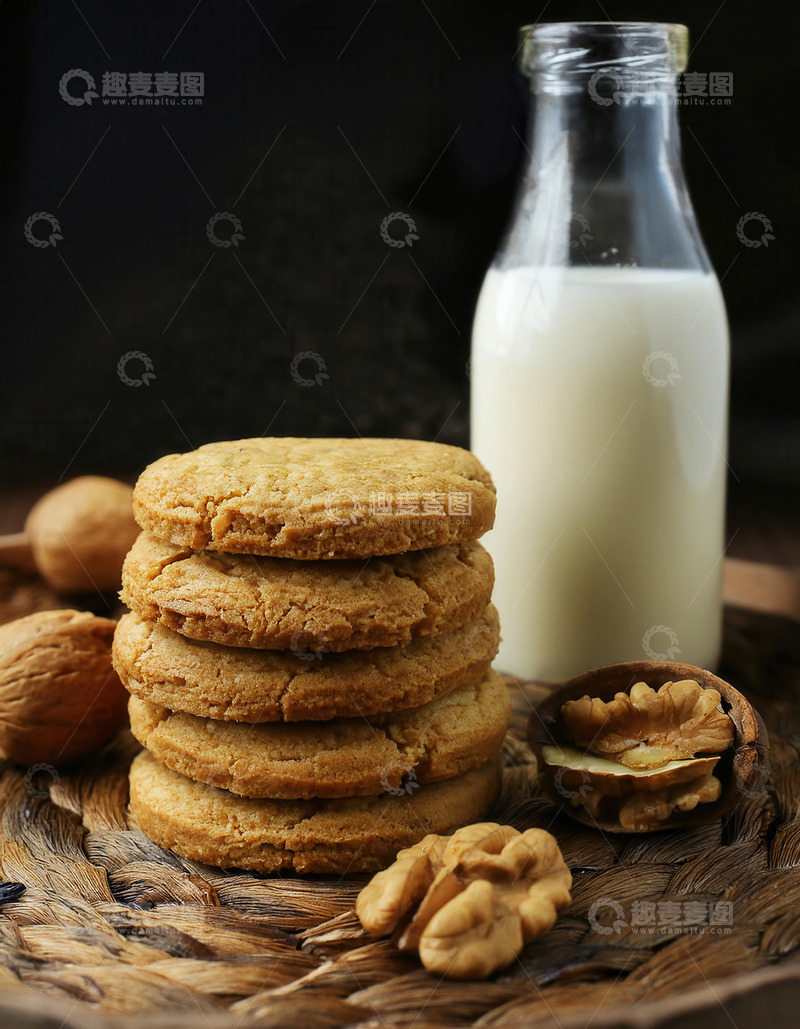 高清大图下载【趣麦麦图】饼干牛奶坚果的温馨美味组合