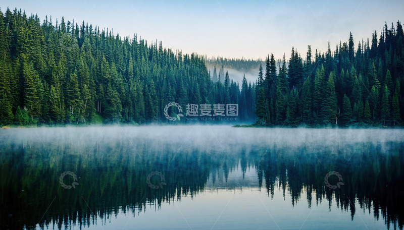 高清大图下载【趣麦麦图】晨雾中静谧的森林湖泊美景
