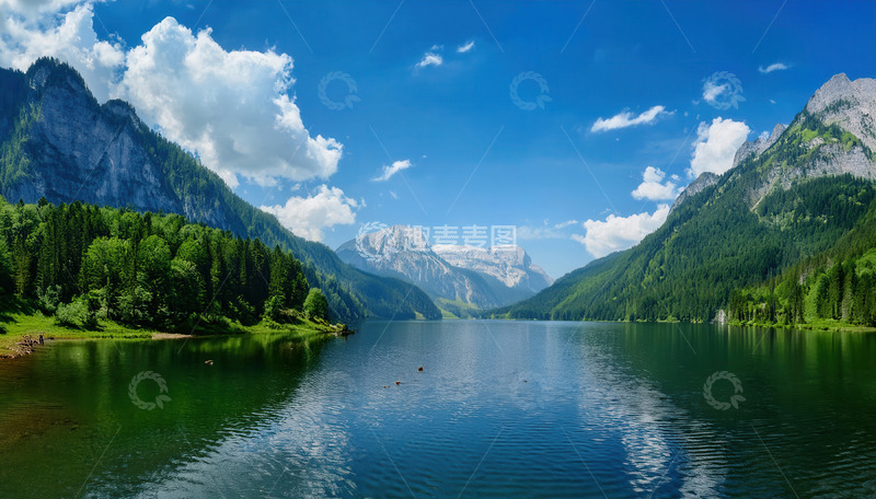 蓝天白云下的高山湖泊美景