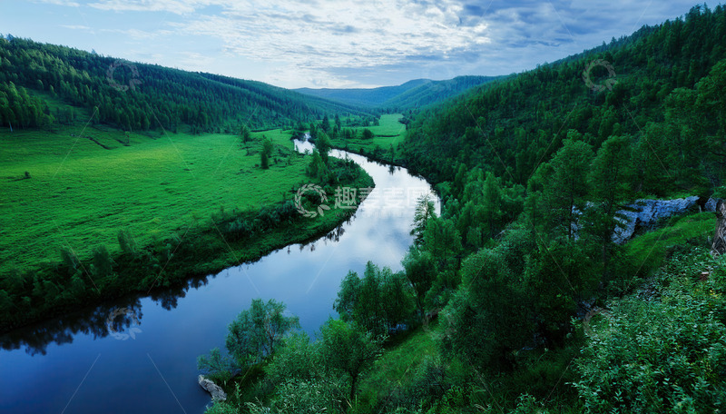 青山绿野间蜿蜒流淌的河流