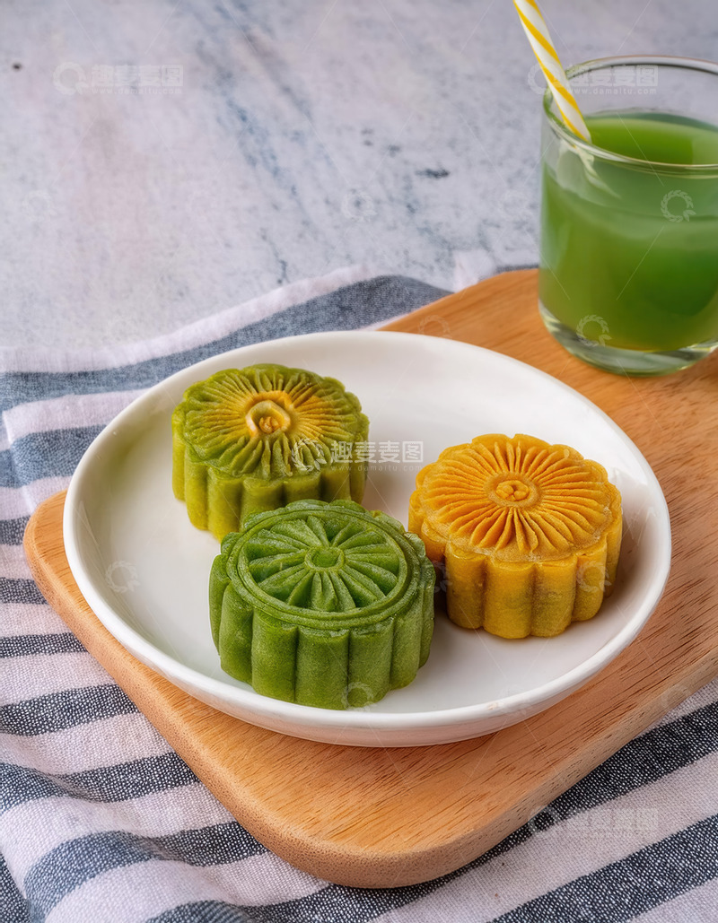 高清大图下载【趣麦麦图】木盘上的青团与绿色饮品搭配