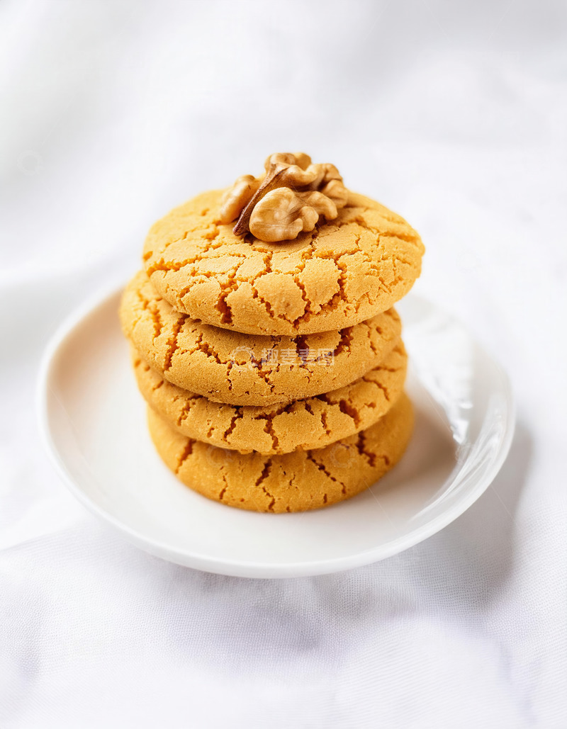 高清大图下载【趣麦麦图】盘上堆叠的核桃装饰美味饼干