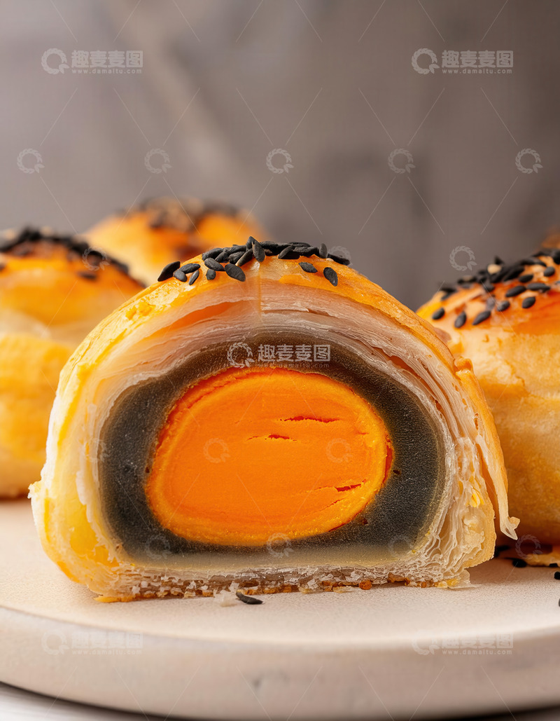 高清大图下载【趣麦麦图】盘中切面展示的多层风味蛋黄酥