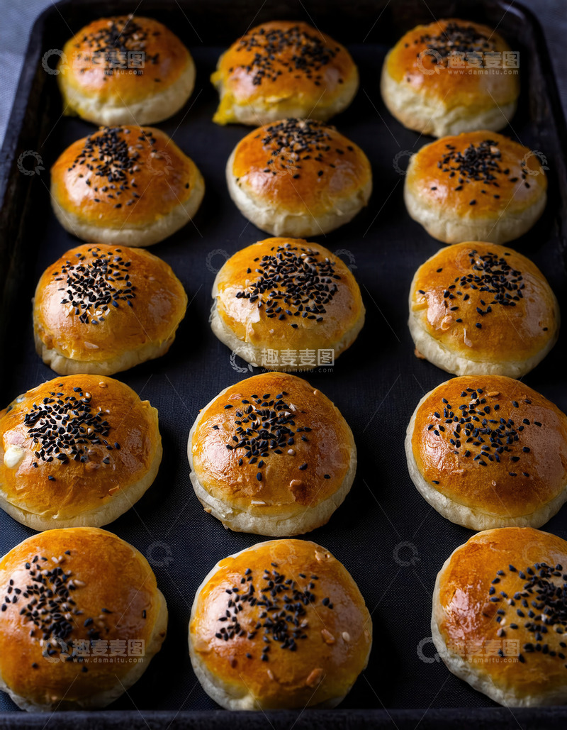 高清大图下载【趣麦麦图】烤盘内排列整齐的撒芝麻小点心