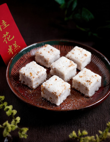 盘中桂花糕配红签传统点心