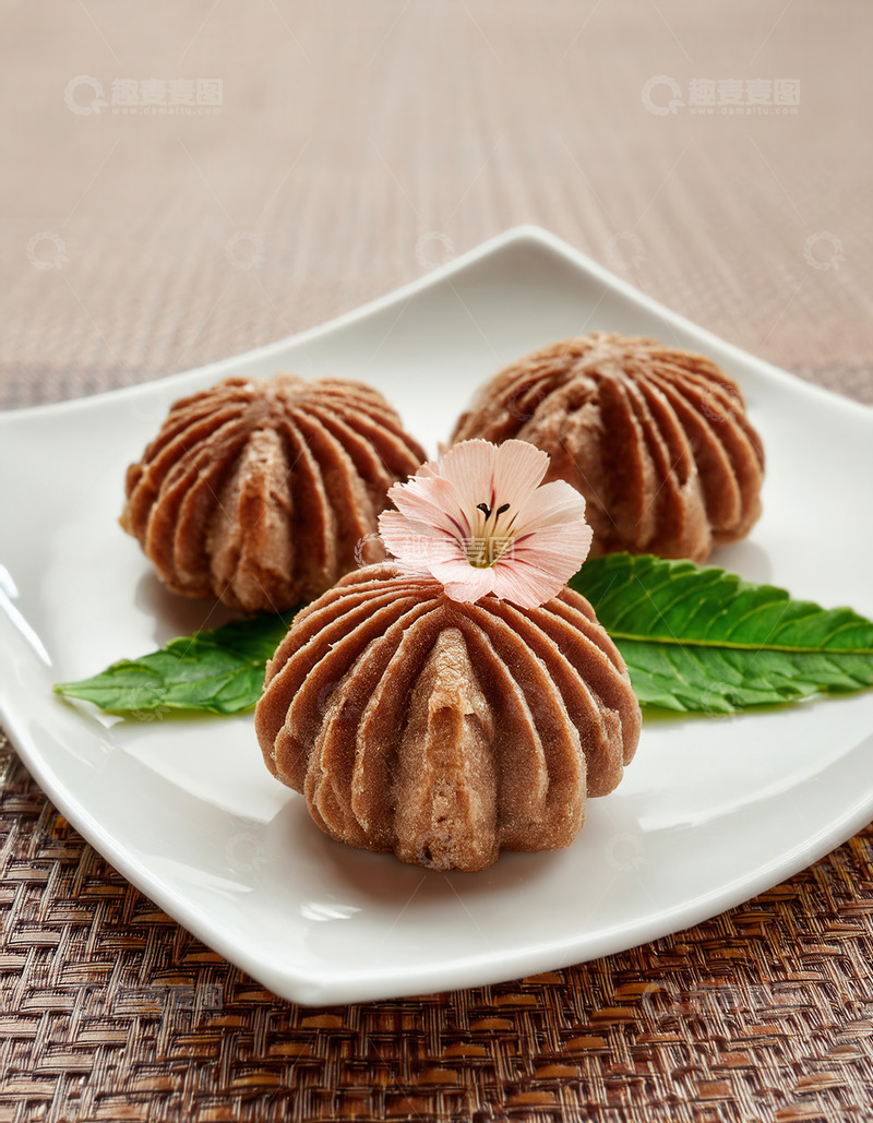 高清大图下载【趣麦麦图】白盘上核桃造型糕点配花饰
