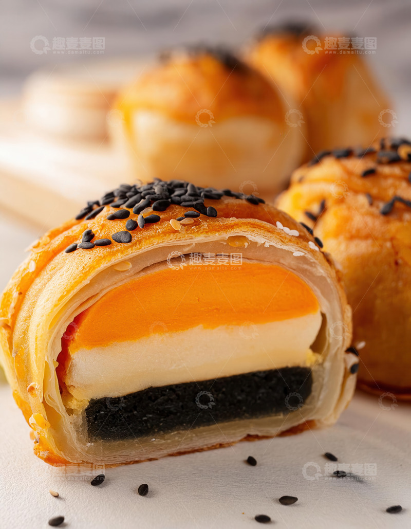 高清大图下载【趣麦麦图】切开展示多层馅料的美味蛋黄酥