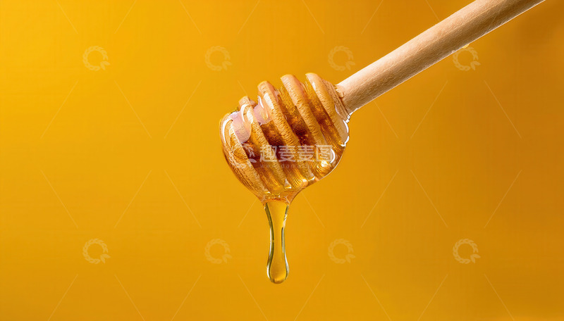 高清大图下载【趣麦麦图】蜂蜜:蜜勺上垂落的晶莹金黄蜂蜜