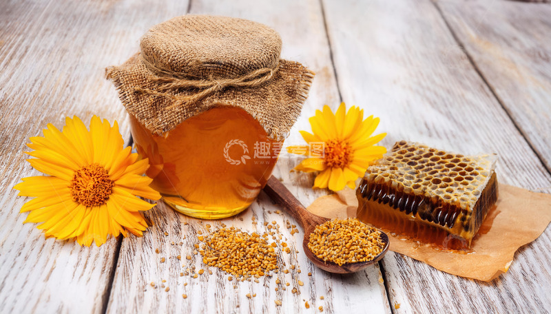 高清大图下载【趣麦麦图】蜂蜜:木桌之上蜂蜜蜂巢花粉的组合