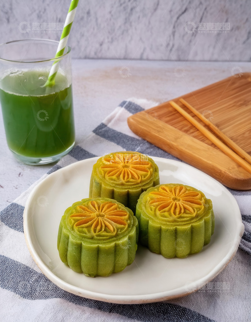高清大图下载【趣麦麦图】盘上青团配绿饮与木制餐具