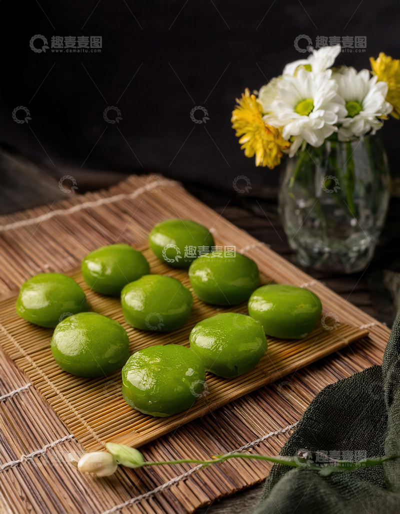 高清大图下载【趣麦麦图】青团雅置竹席，漫溢清明春意